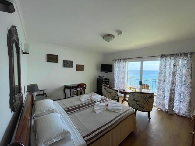 Treasure Cove Hotel & Restaurant Бель-Омбр Экстерьер фото
